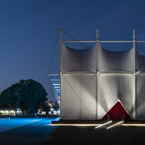 Garage Screen Cinema / Snkh Studio 16 Garage screen cinema / snkh studio