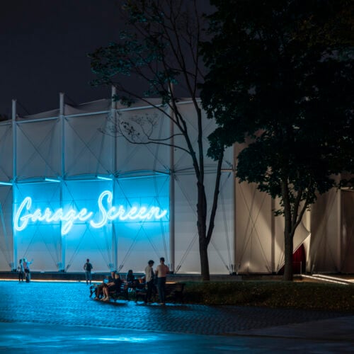 Garage Screen Cinema / Snkh Studio 13 Garage screen cinema / snkh studio