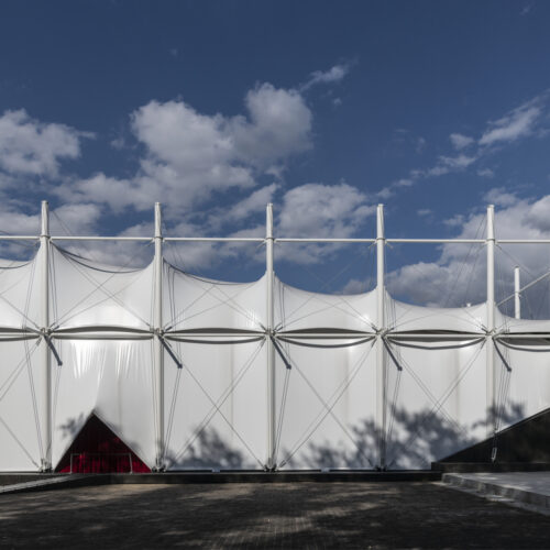 Garage Screen Cinema / Snkh Studio 10 Garage screen cinema / snkh studio
