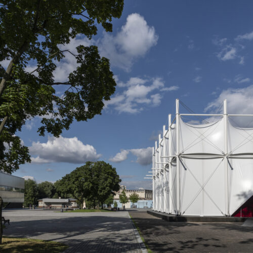 Garage Screen Cinema / Snkh Studio 7 Garage screen cinema / snkh studio
