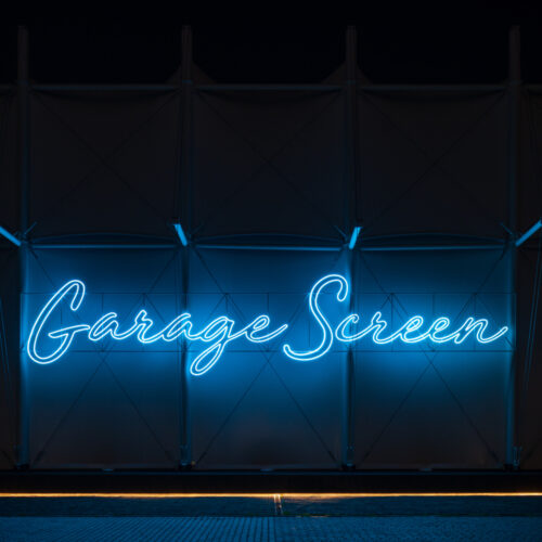Garage Screen Cinema / Snkh Studio 32 Garage screen cinema / snkh studio