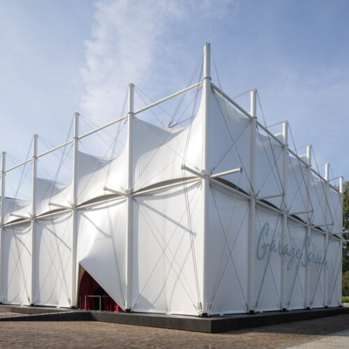 Garage Screen Cinema / Snkh Studio 31 Garage screen cinema / snkh studio
