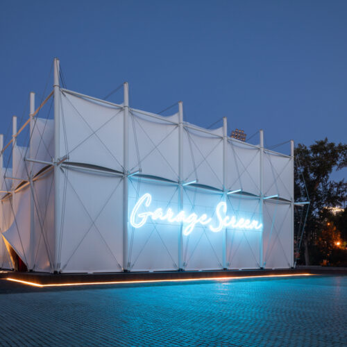 Garage Screen Cinema / Snkh Studio 30 Garage screen cinema / snkh studio