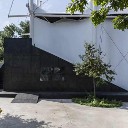 Garage Screen Cinema / Snkh Studio 26 Garage screen cinema / snkh studio