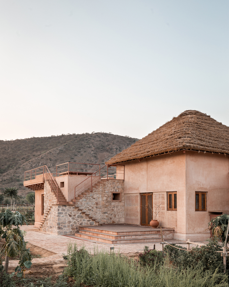 Mud house / sketch design studio