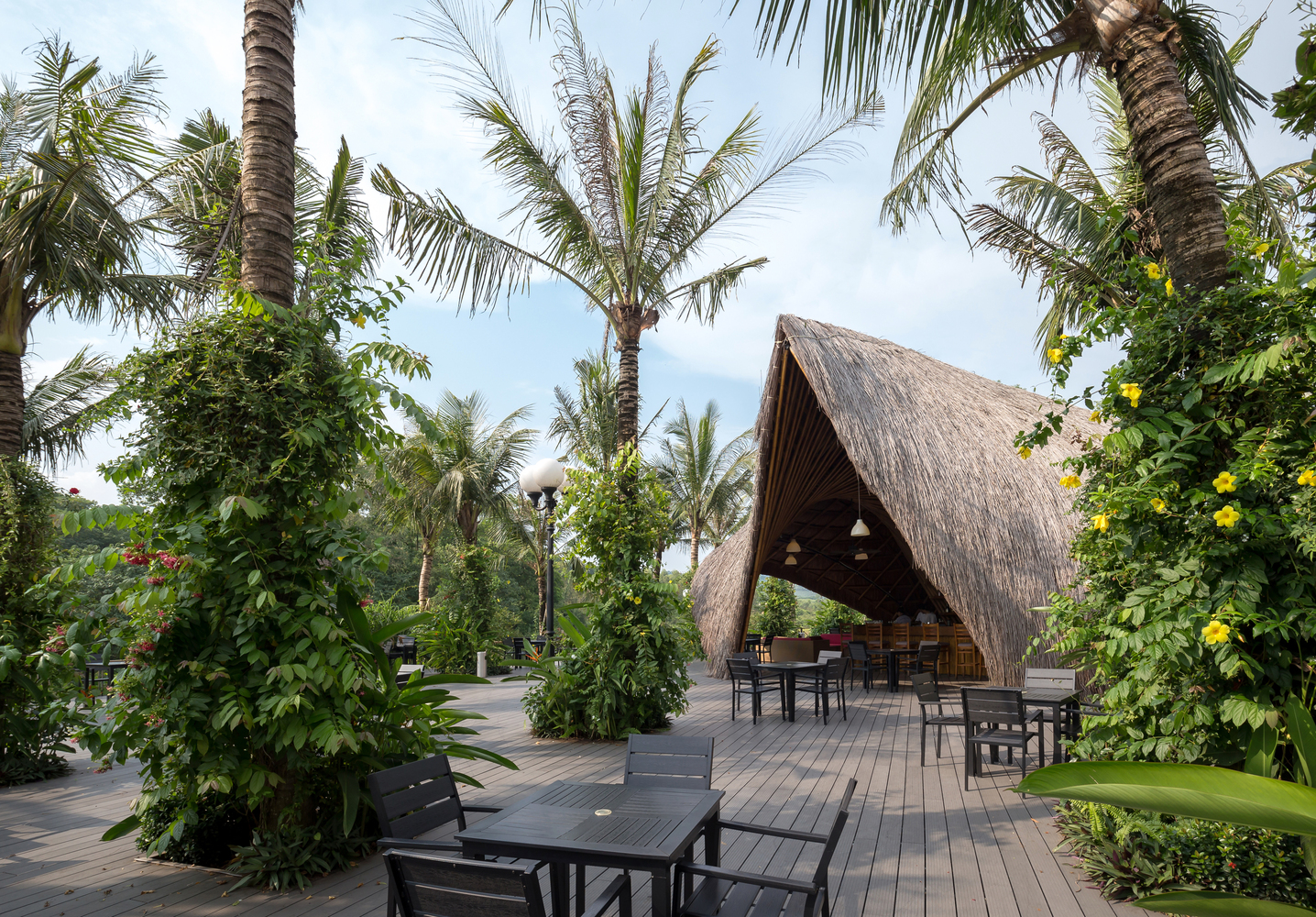 Flamingo bamboo pavilion / bambubuild