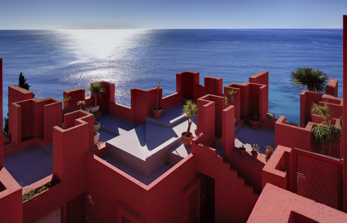 La muralla roja / ricardo bofill | classics on architecture lab