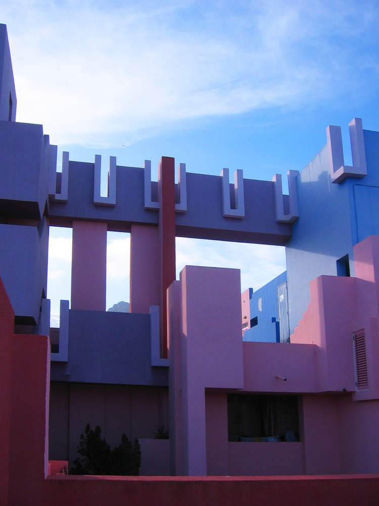 La muralla roja / ricardo bofill | classics on architecture lab