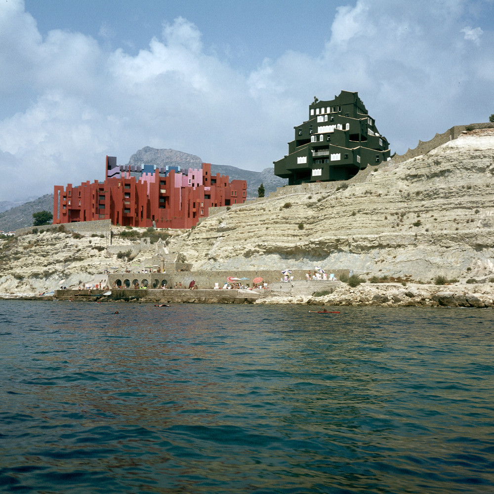 La muralla roja / ricardo bofill | classics on architecture lab