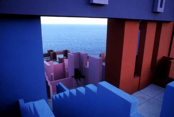 La muralla roja / ricardo bofill | classics on architecture lab