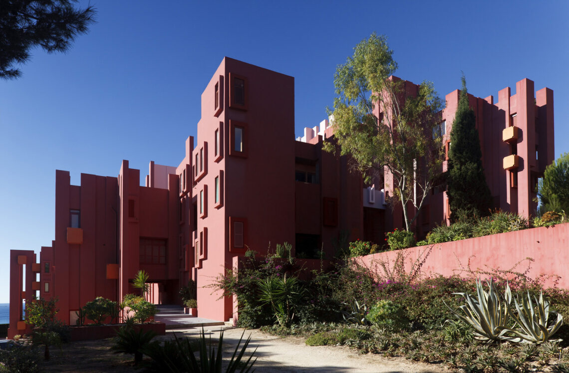 La muralla roja / ricardo bofill | classics on architecture lab
