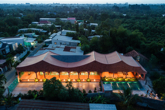 Duyen casa ii hotel / block architects