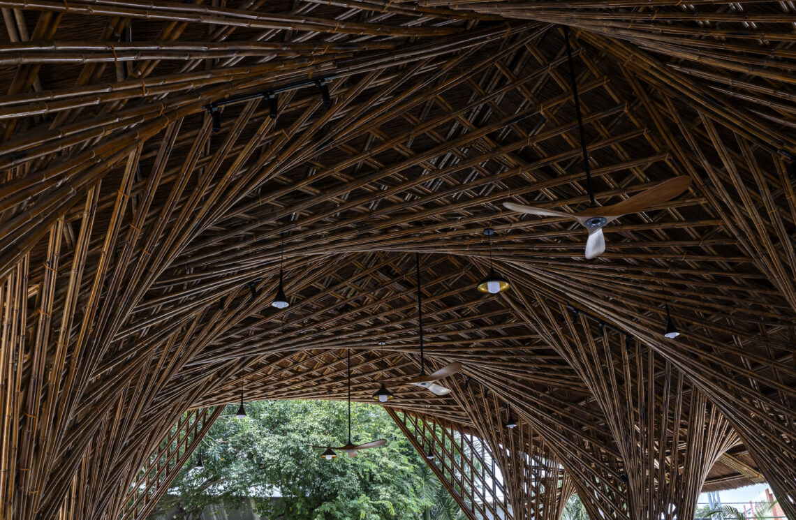 Keeng seafood restaurant / bambubuild