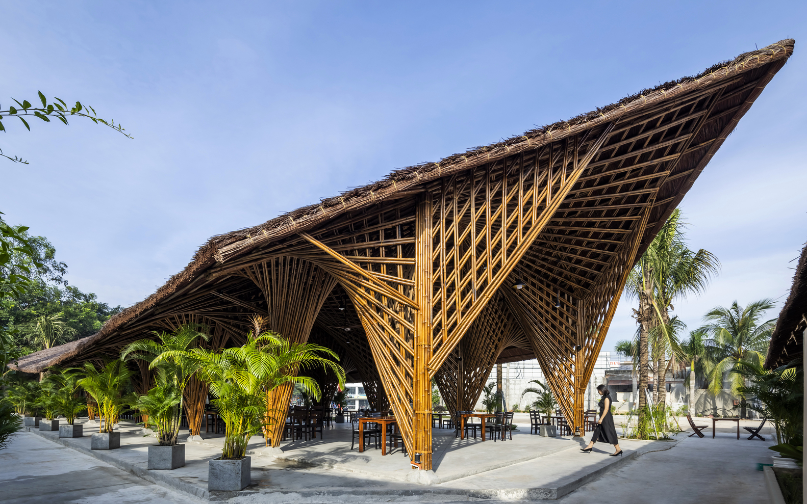 Keeng seafood restaurant / bambubuild