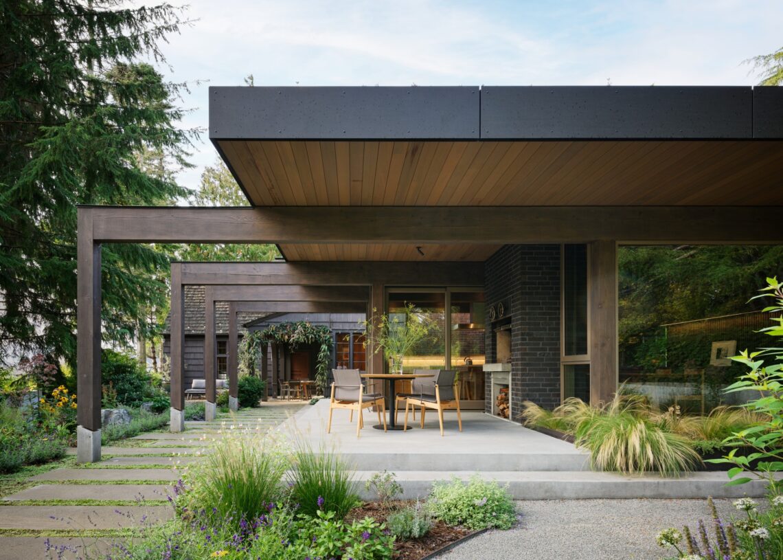 Loyal captain / heliotrope architects