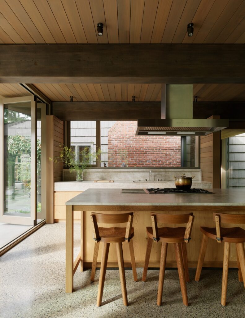 Loyal captain / heliotrope architects