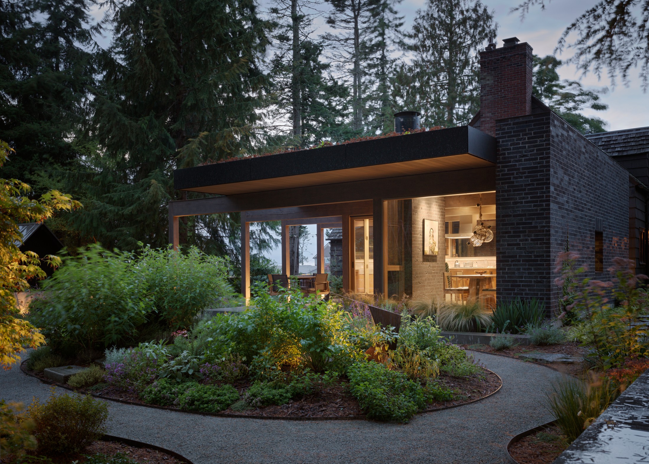 Loyal captain / heliotrope architects