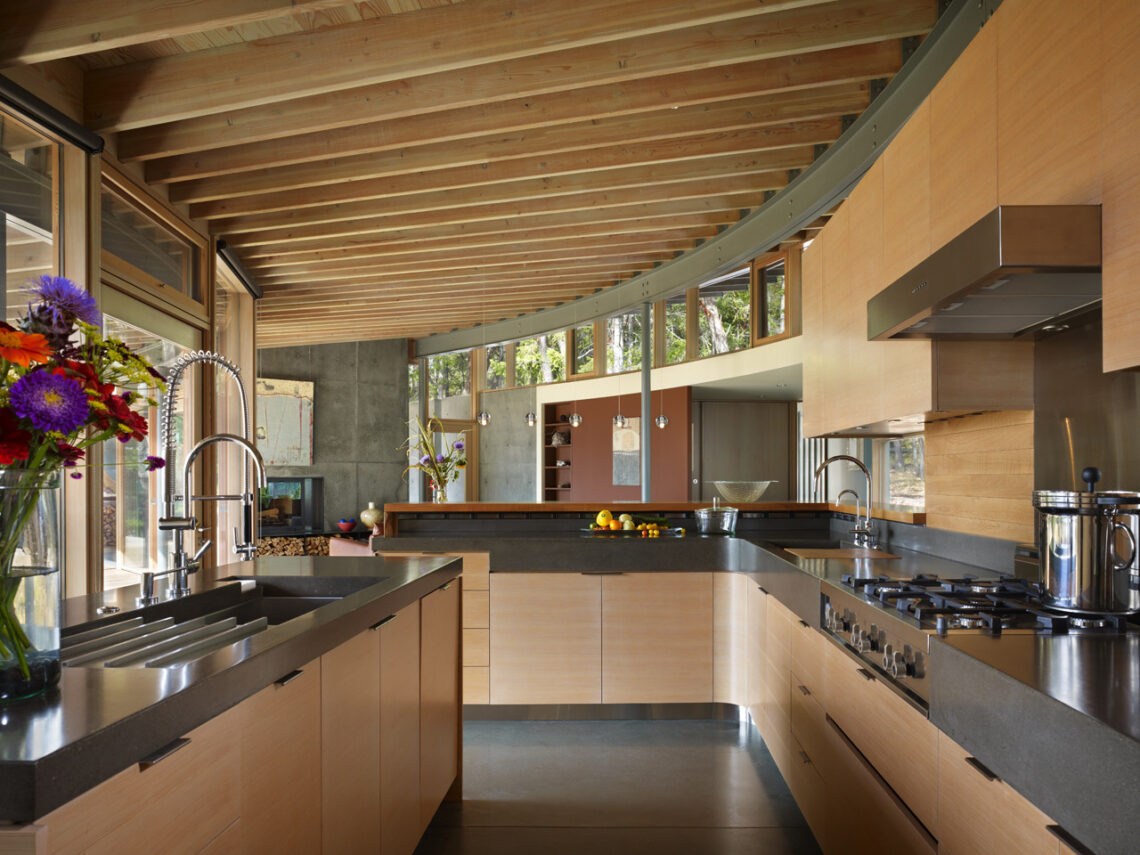 Suncrest residence / heliotrope architects