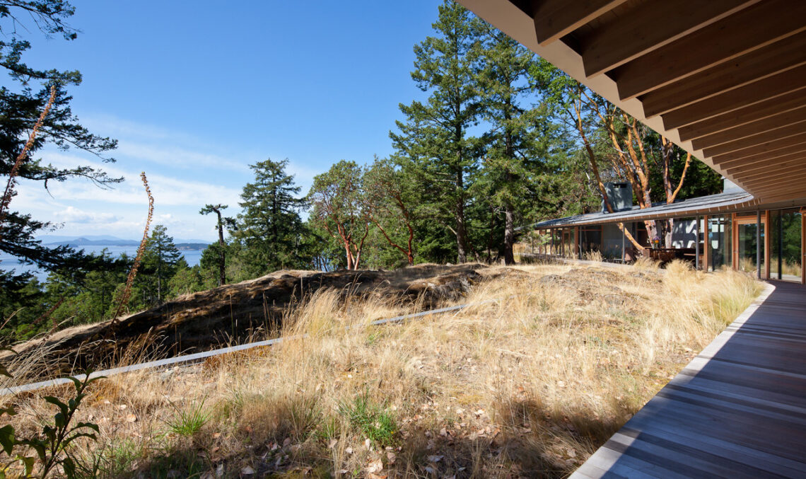 Suncrest residence / heliotrope architects
