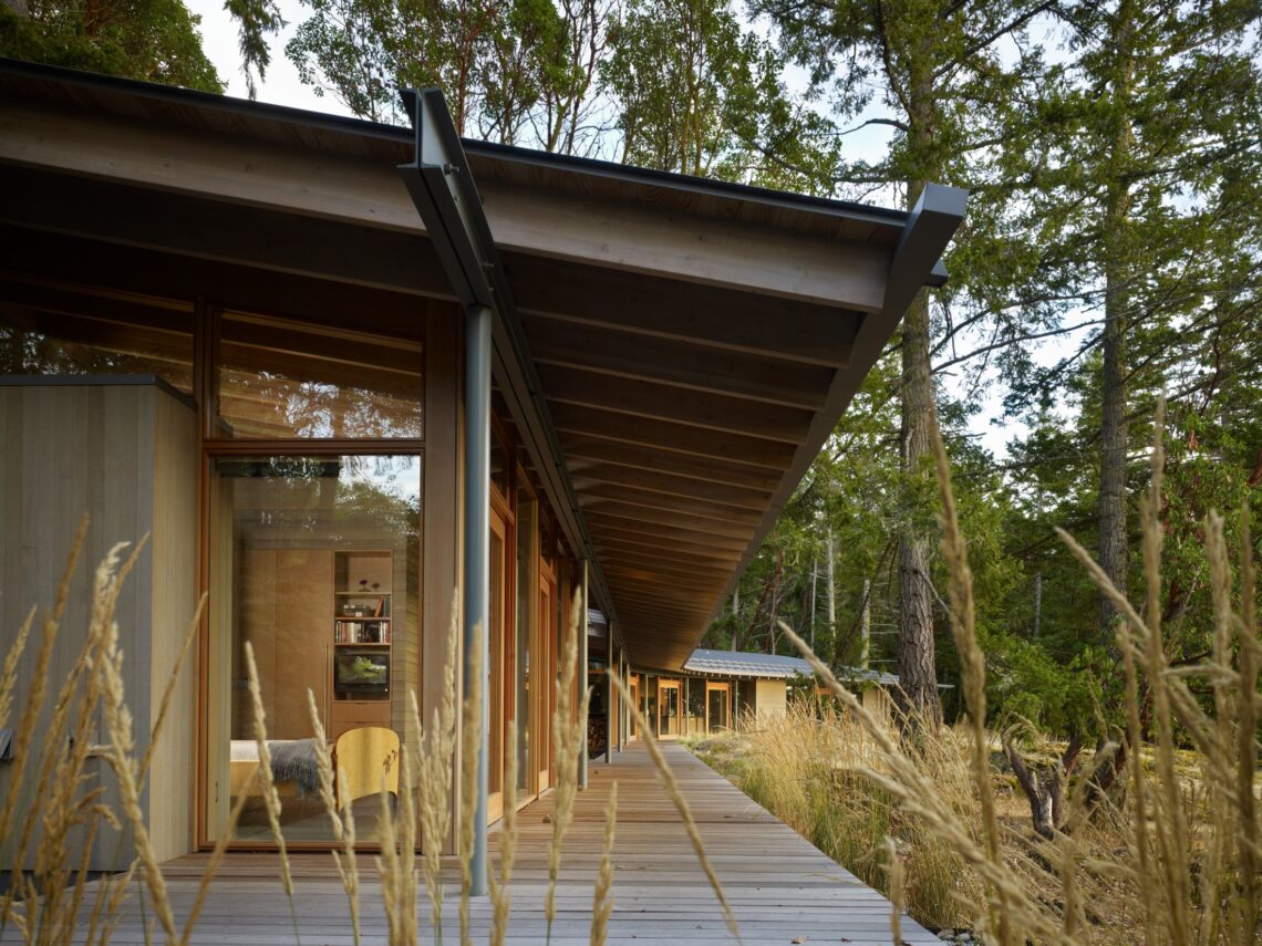 Suncrest residence / heliotrope architects