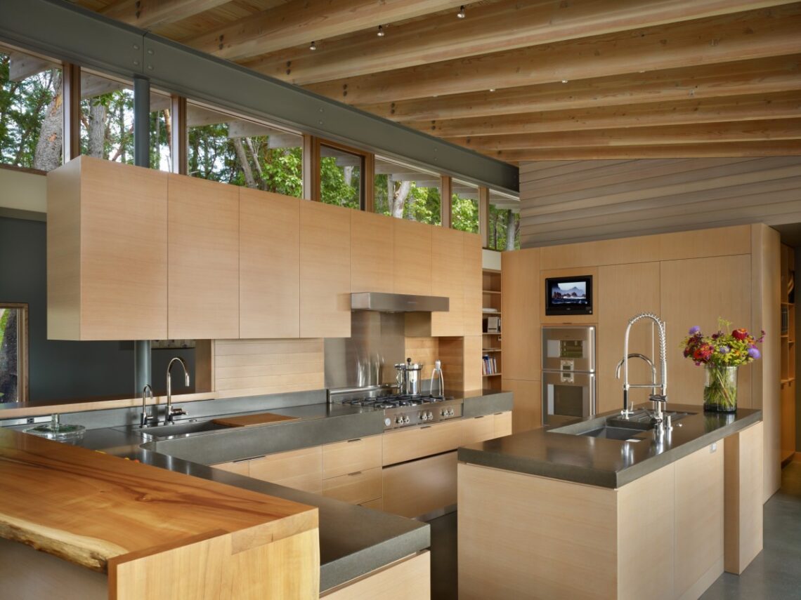 Suncrest residence / heliotrope architects