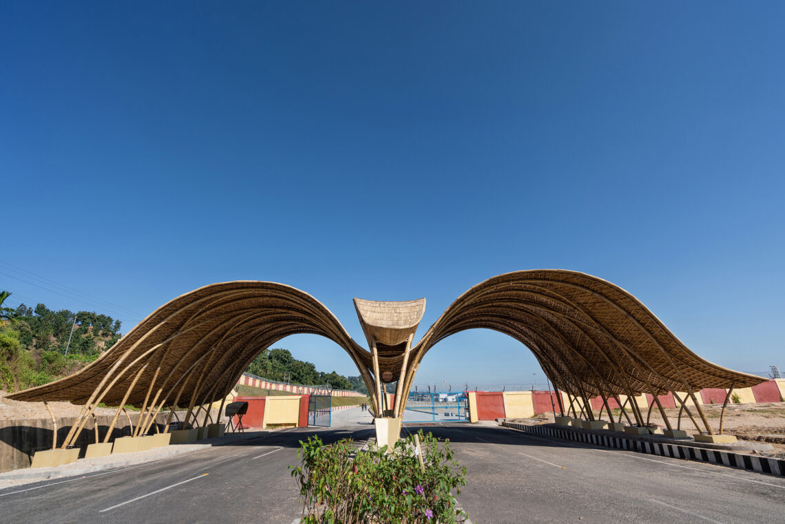 The Great Hornbill Gate / Studioaro 5 The great hornbill gate / studioaro