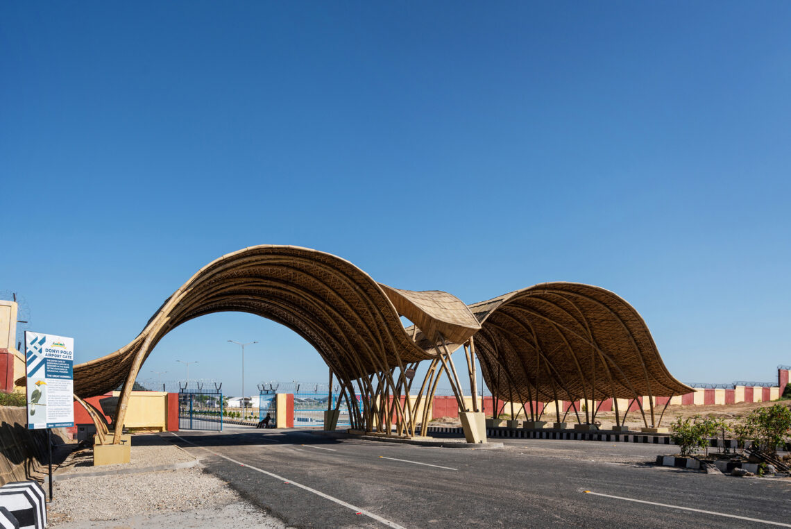 The Great Hornbill Gate / Studioaro 4 The great hornbill gate / studioaro