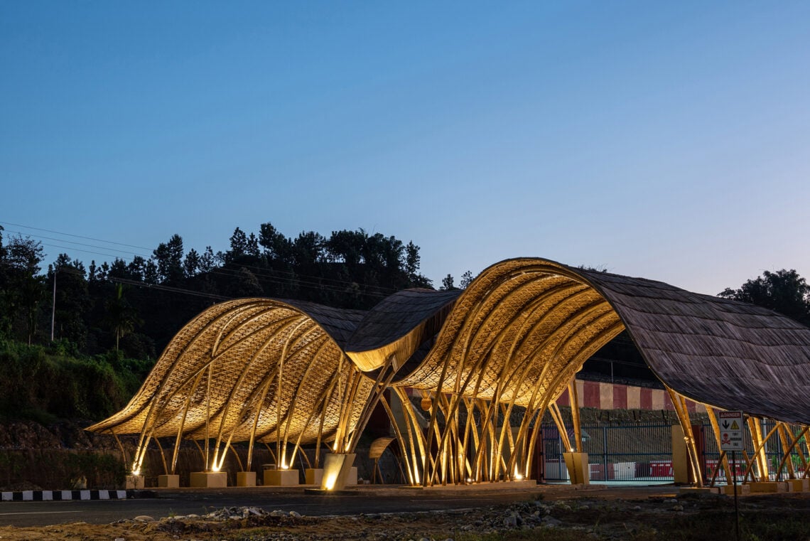 The Great Hornbill Gate / Studioaro 15 The great hornbill gate / studioaro