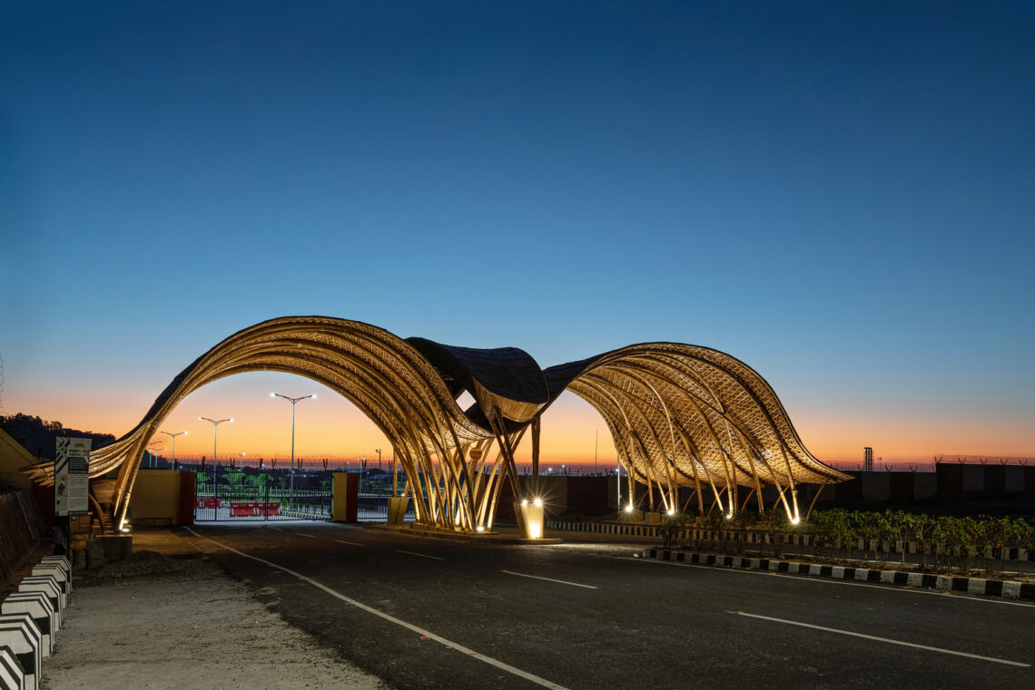 The Great Hornbill Gate / Studioaro 14 The great hornbill gate / studioaro