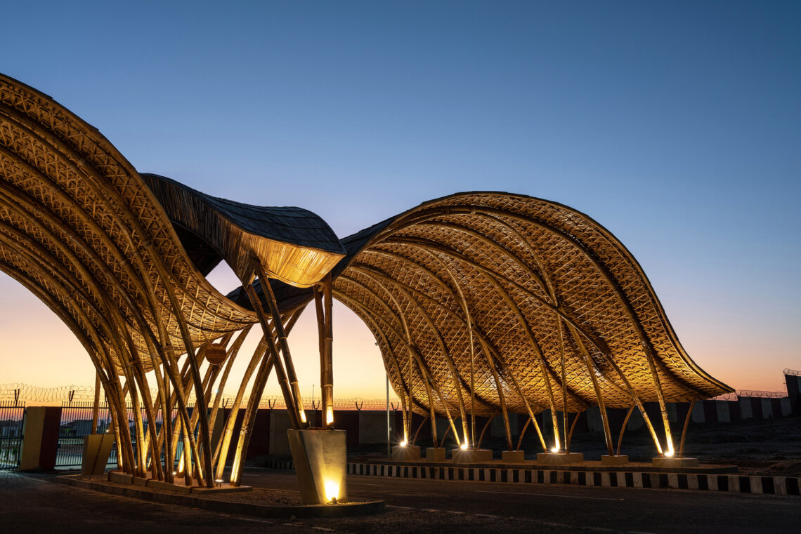 The Great Hornbill Gate / Studioaro 13 The great hornbill gate / studioaro