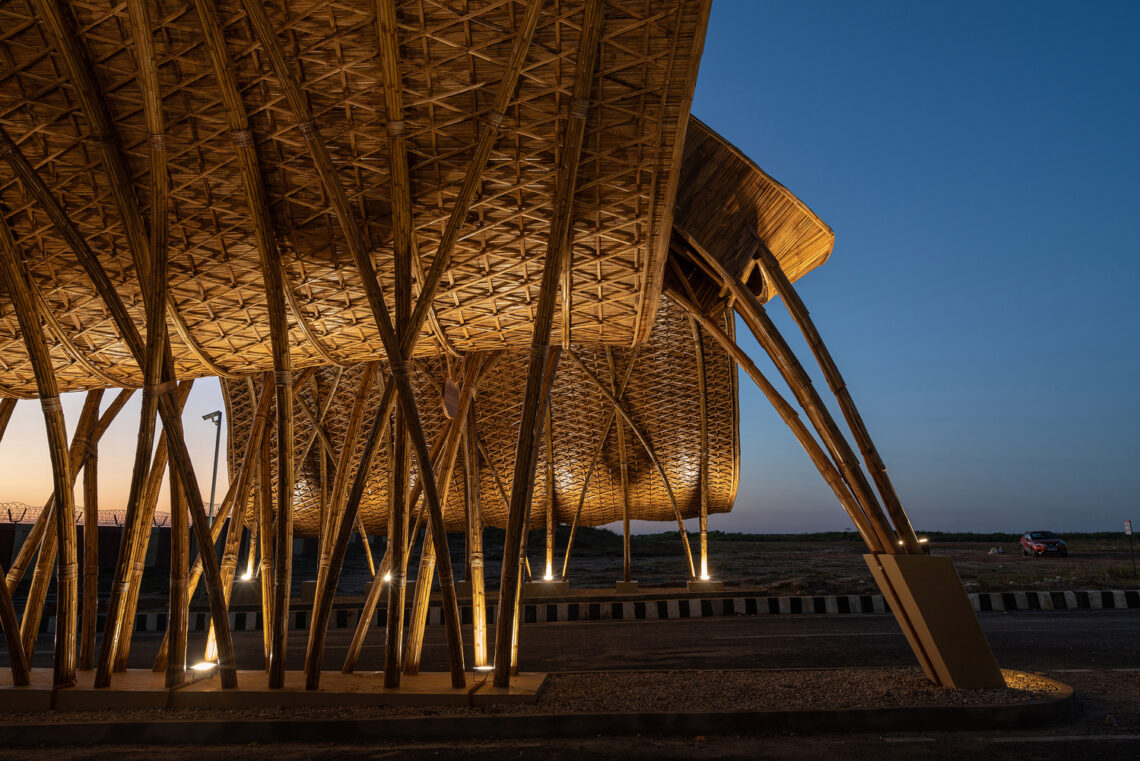 The Great Hornbill Gate / Studioaro 12 The great hornbill gate / studioaro