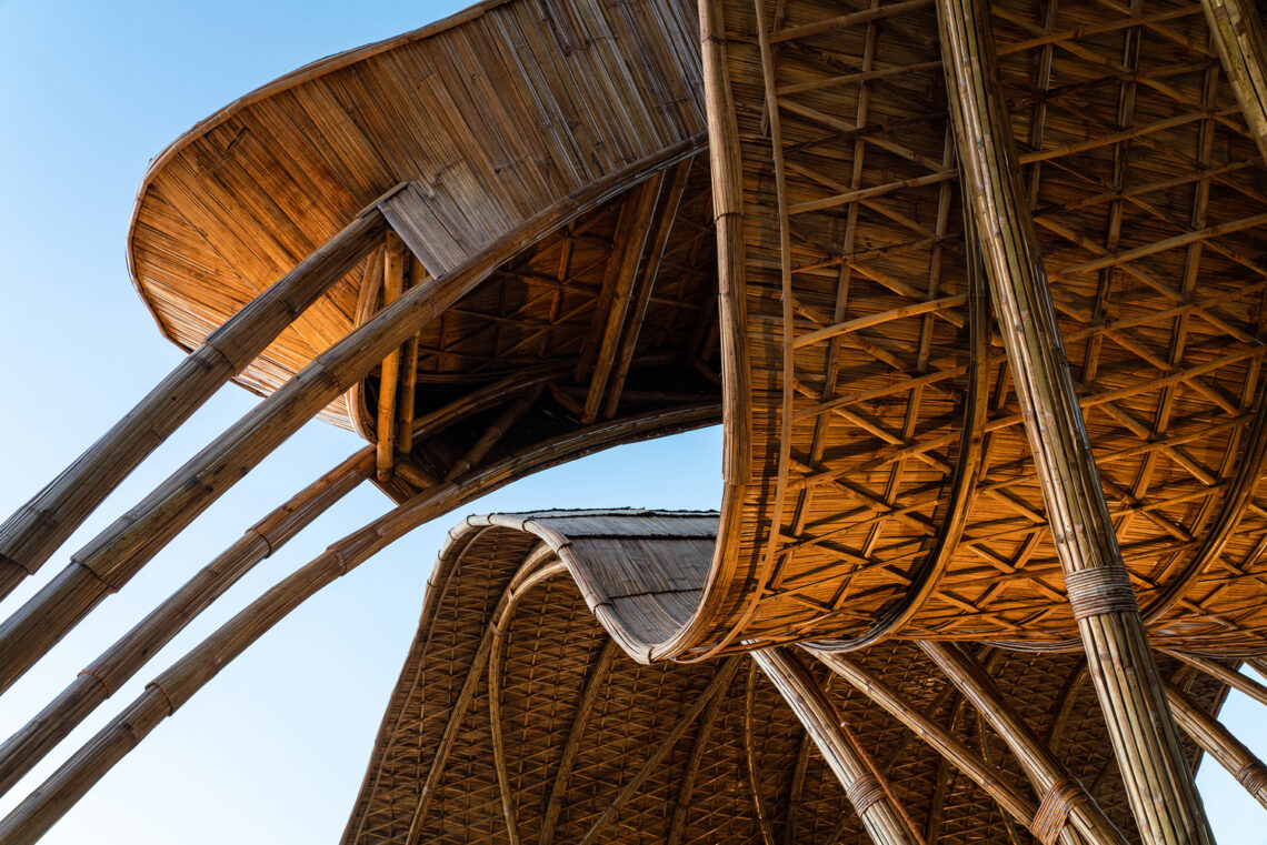 The Great Hornbill Gate / Studioaro 8 The great hornbill gate / studioaro