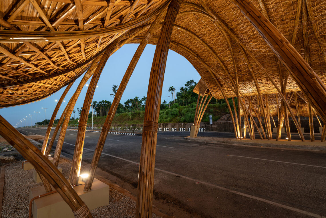 The Great Hornbill Gate / Studioaro 1 The great hornbill gate / studioaro