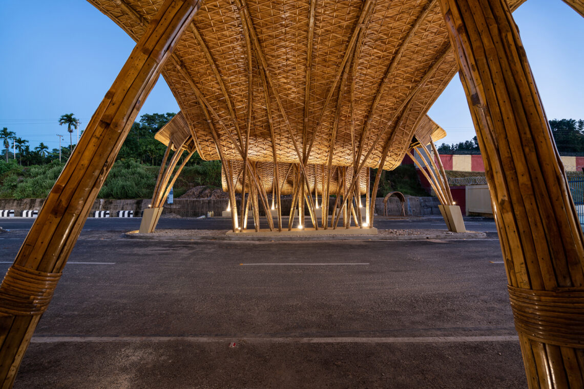 The Great Hornbill Gate / Studioaro 2 The great hornbill gate / studioaro