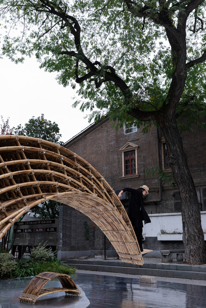 悬竹与身体艺术家的互动1Bambow_Interact_With_The_Artist's_Body1©️苏圣亮 Bambow suspended flying bridge / atelier lai