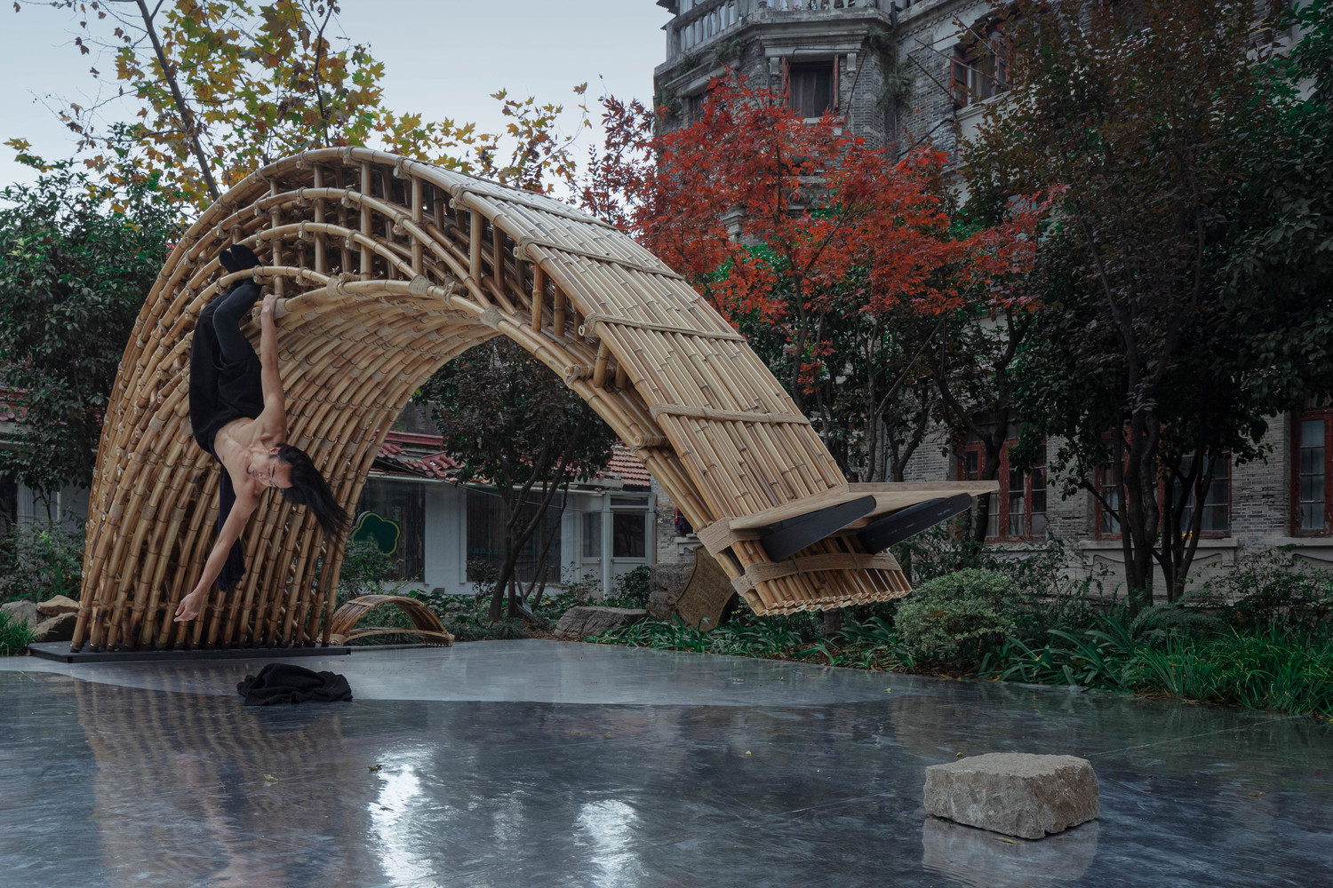 悬竹与身体艺术家谭远波_Bambow_And_Body_Artist_Tan_Yuanbo©️苏圣亮 Bambow suspended flying bridge / atelier lai
