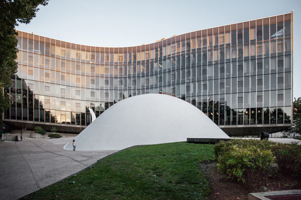 French communist party headquarters / oscar niemeyer | classics on architecture lab