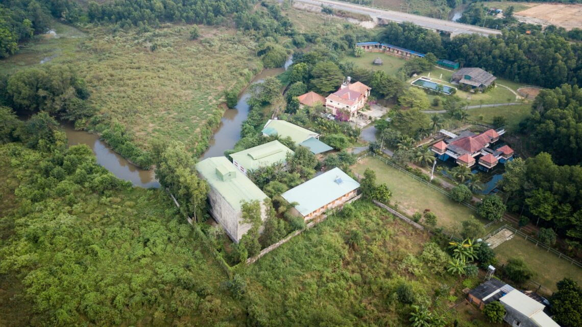 Hippofarm bioclimatic dormitories / t3 architects