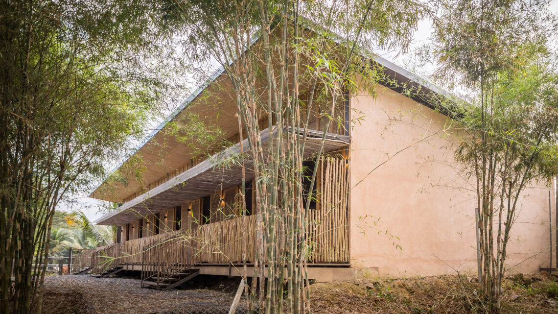Hippofarm bioclimatic dormitories / t3 architects