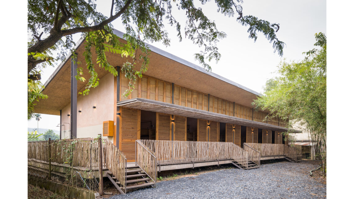 Hippofarm bioclimatic dormitories / t3 architects