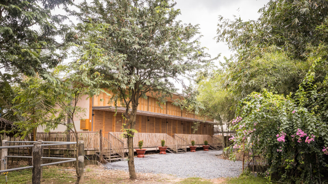 Hippofarm bioclimatic dormitories / t3 architects