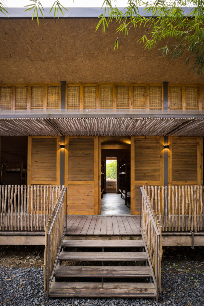 Hippofarm bioclimatic dormitories / t3 architects