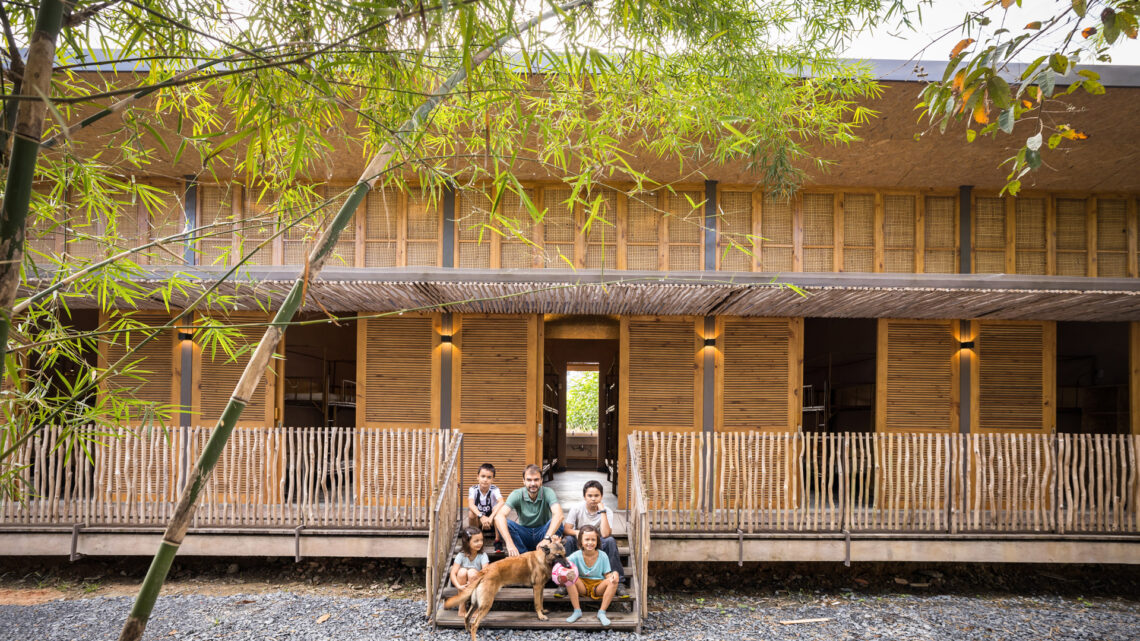 Hippofarm bioclimatic dormitories / t3 architects