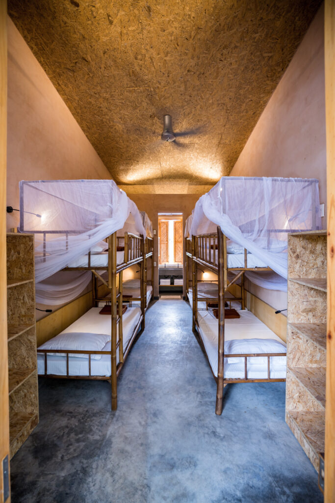 Hippofarm bioclimatic dormitories / t3 architects