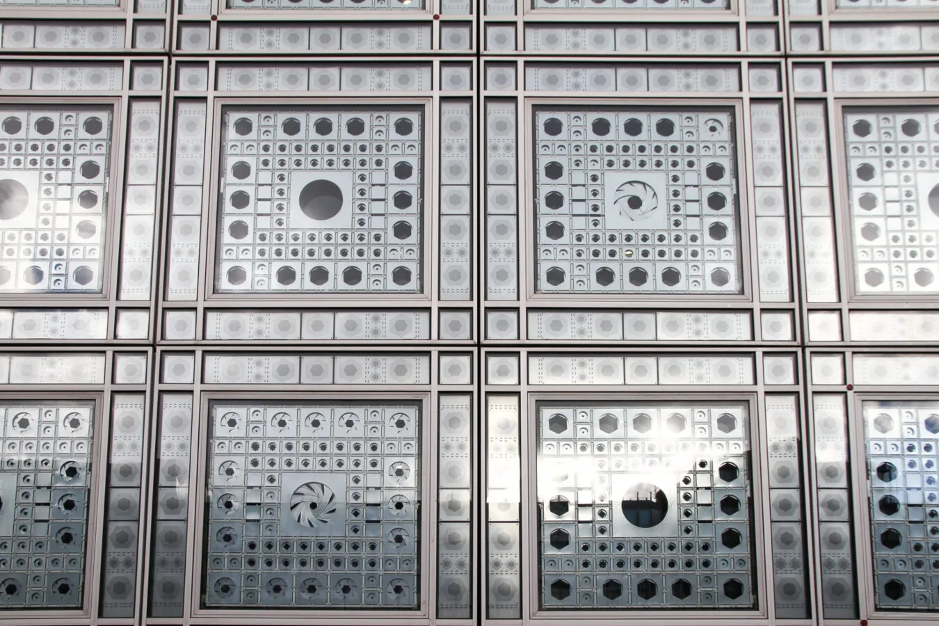 Institut du monde arabe / ateliers jean nouvel + pierre soria + gilbert lezenes + architecturestudio | classics on architecture lab