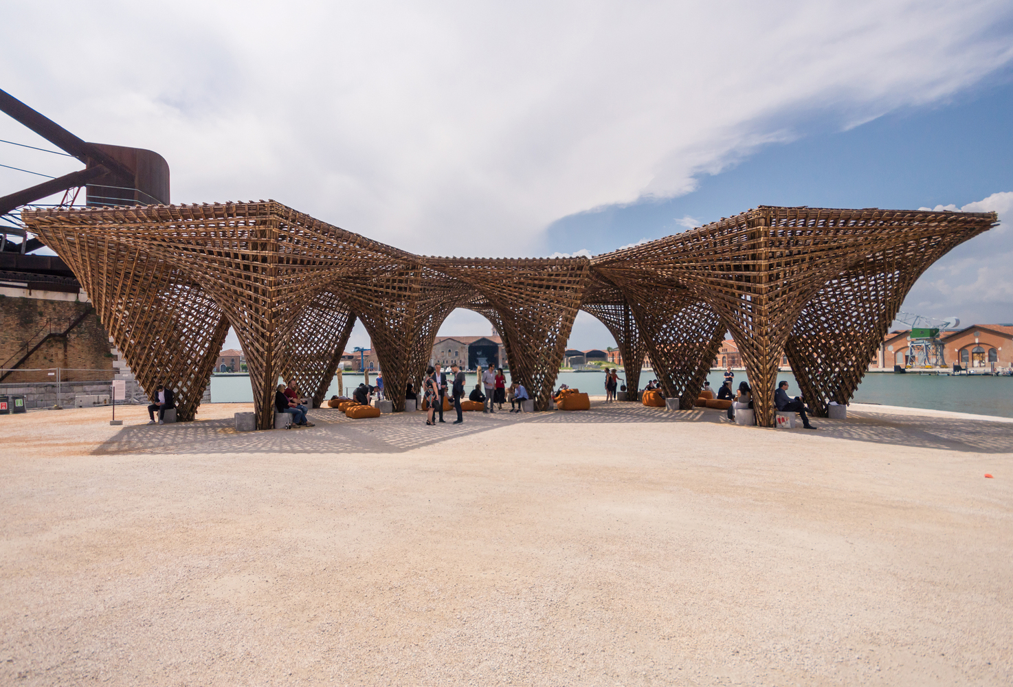 Bamboo stalactite / vtn architects