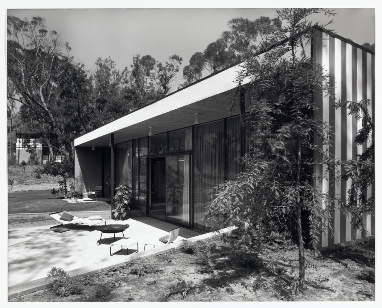 The entenza house (case study #9) / charles & ray eames + eero saarinen & associates | classics on architecture lab