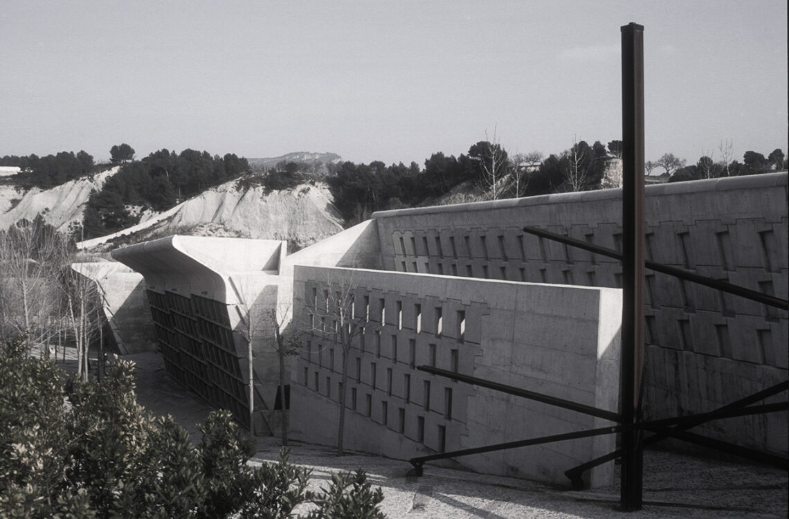 Igualada cemetery / enric miralles + estudio carme pinos | classics on architecture lab