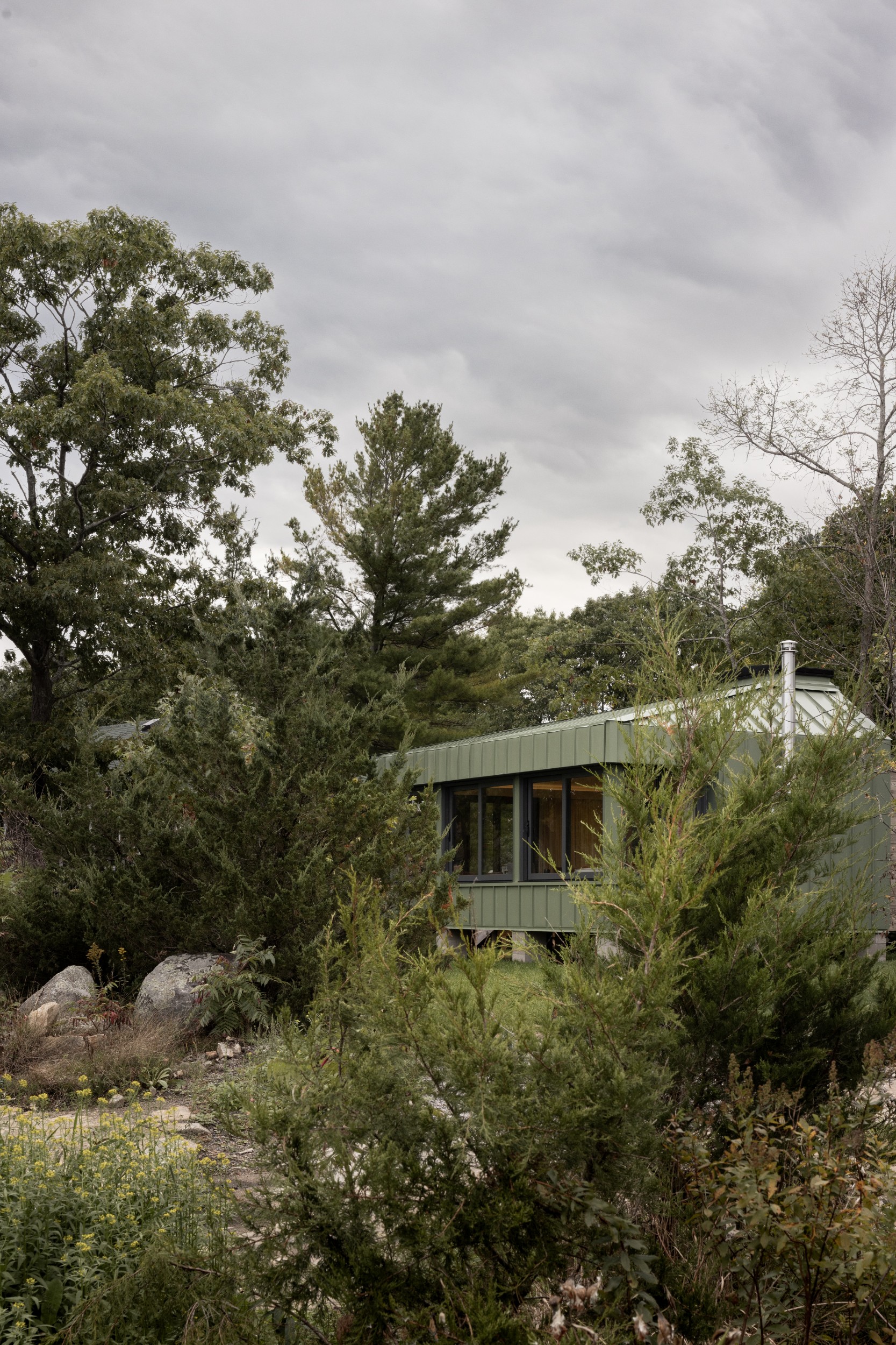 Green Cabin / Daymark Design 12 Green cabin / daymark design