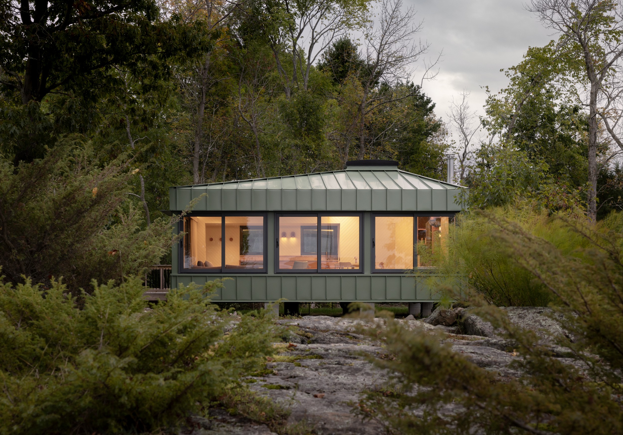 Green Cabin / Daymark Design 8 Green cabin / daymark design